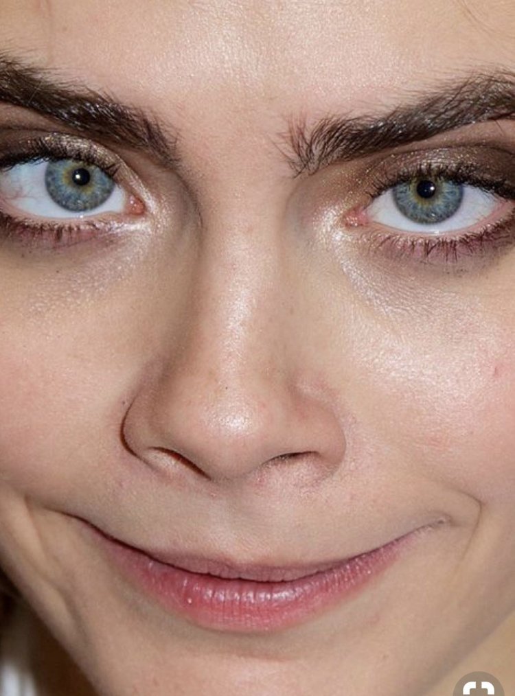 Поднятая бровь