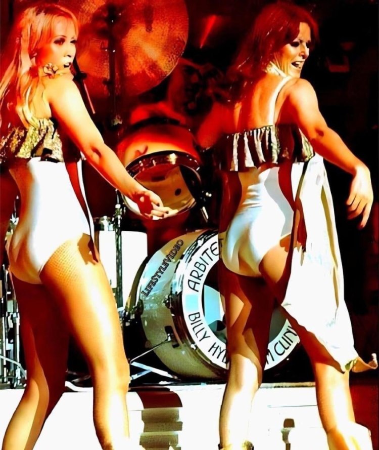 Анни Фрид в купальнике