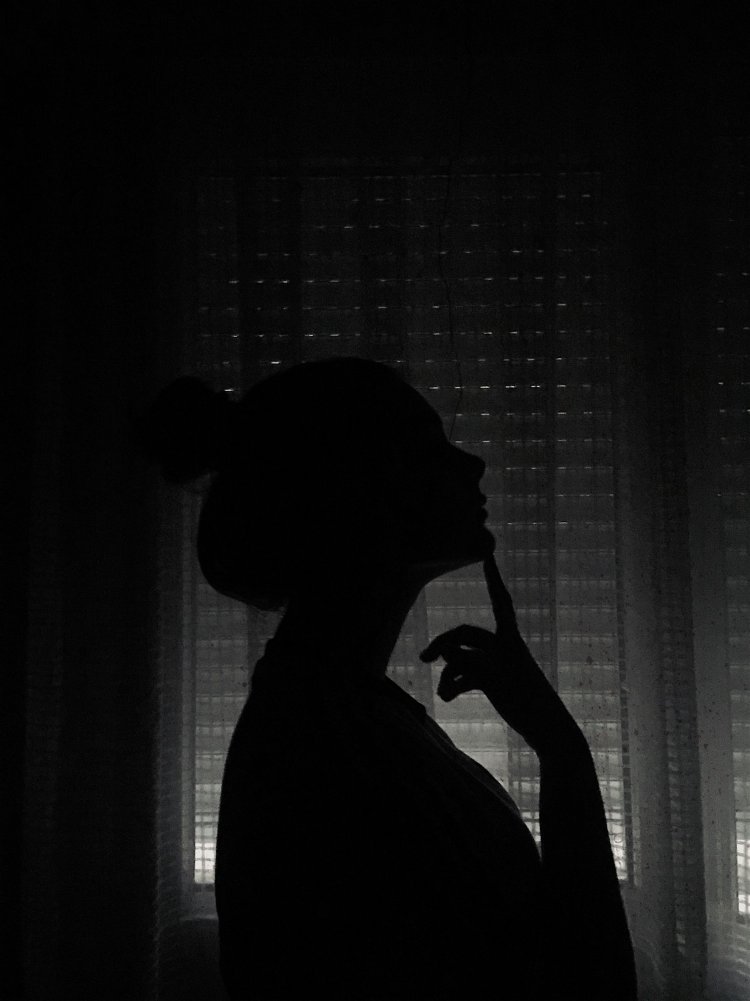 Тень девушки ночью