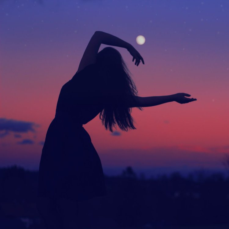 Танцующая девушка в ночи