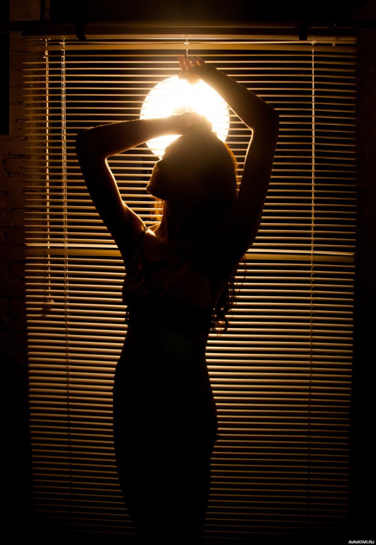 Девушка в темноте