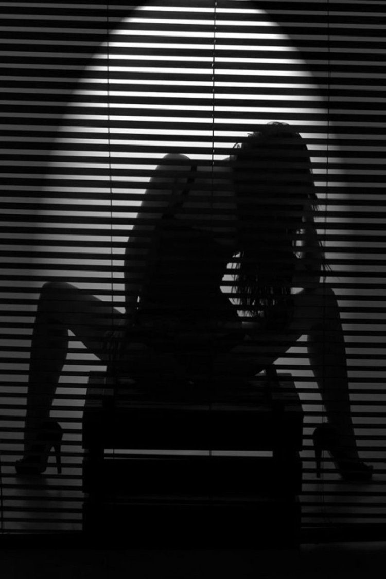 Девушка тень жалюзи