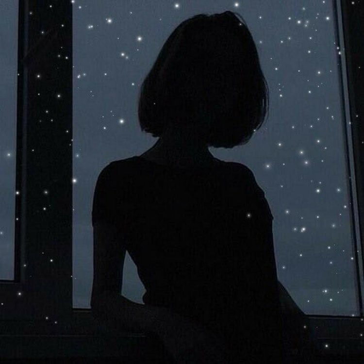 Девушка в полумраке с каре