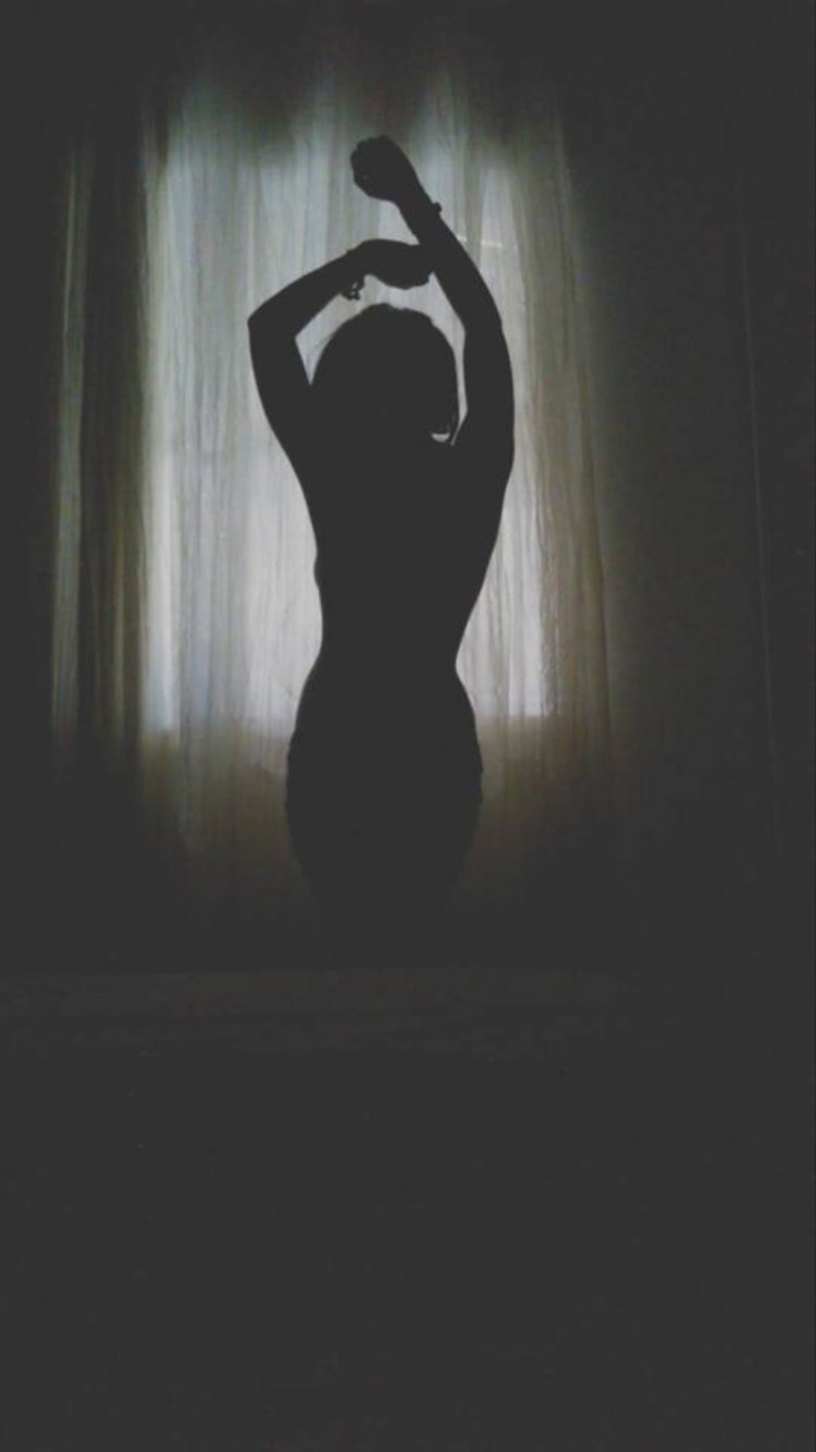 Девушка в полумраке с каре