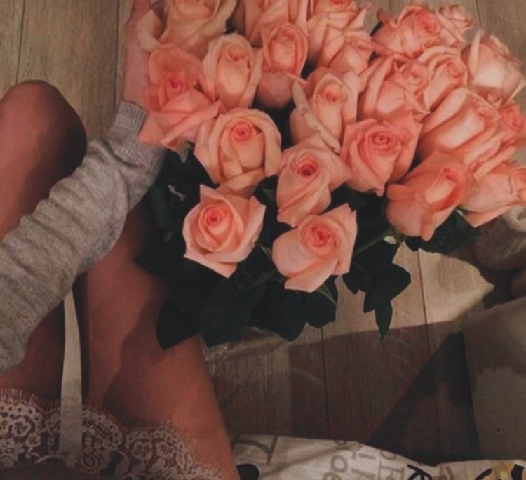 Букет роз в руках у девушки