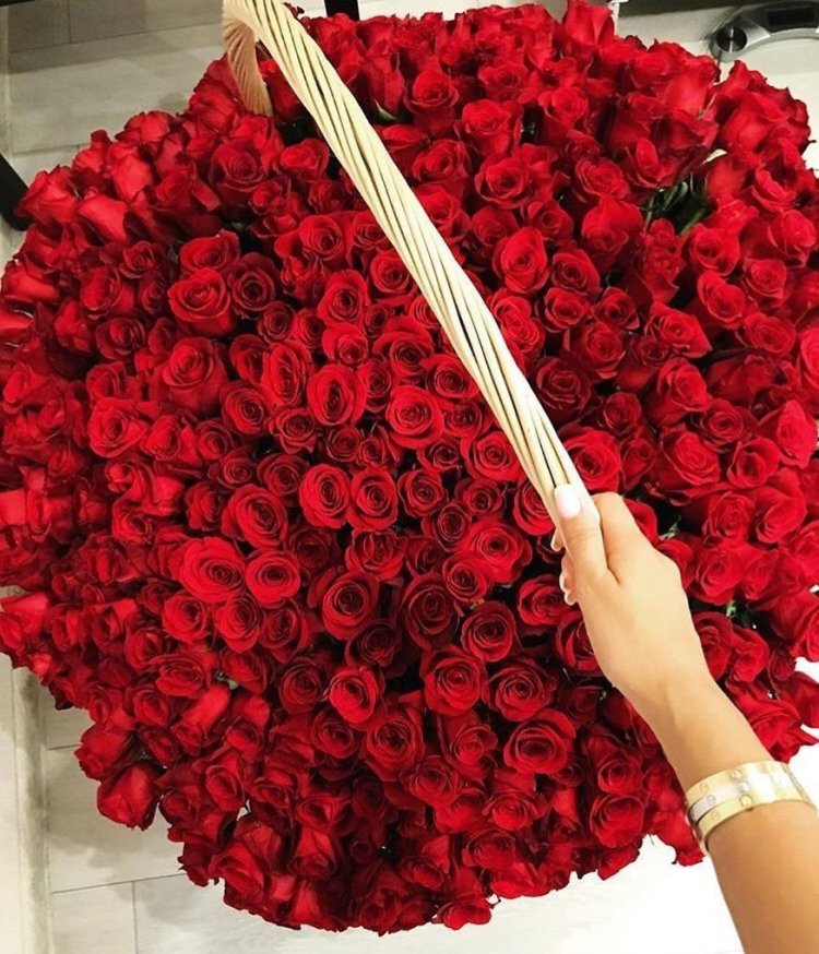 Огромный букет цветов в руках