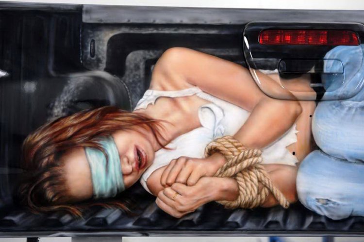 Связанная девушка в машине