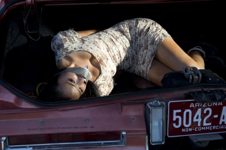 Девушка в багажнике