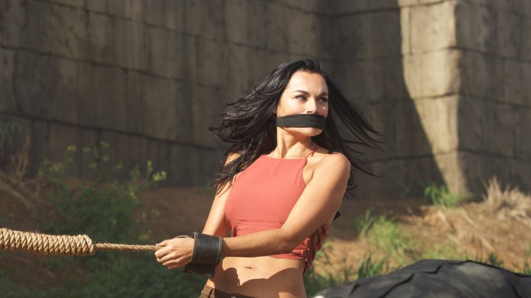 Связанная девушка в фильме