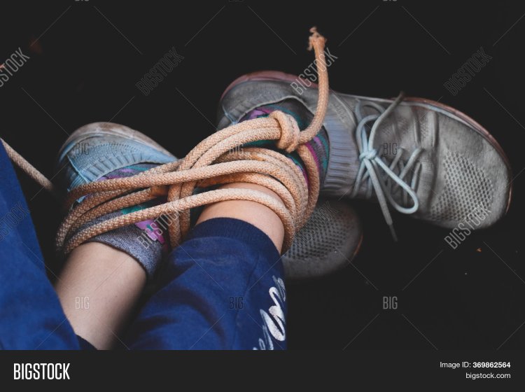 Связанный мальчик