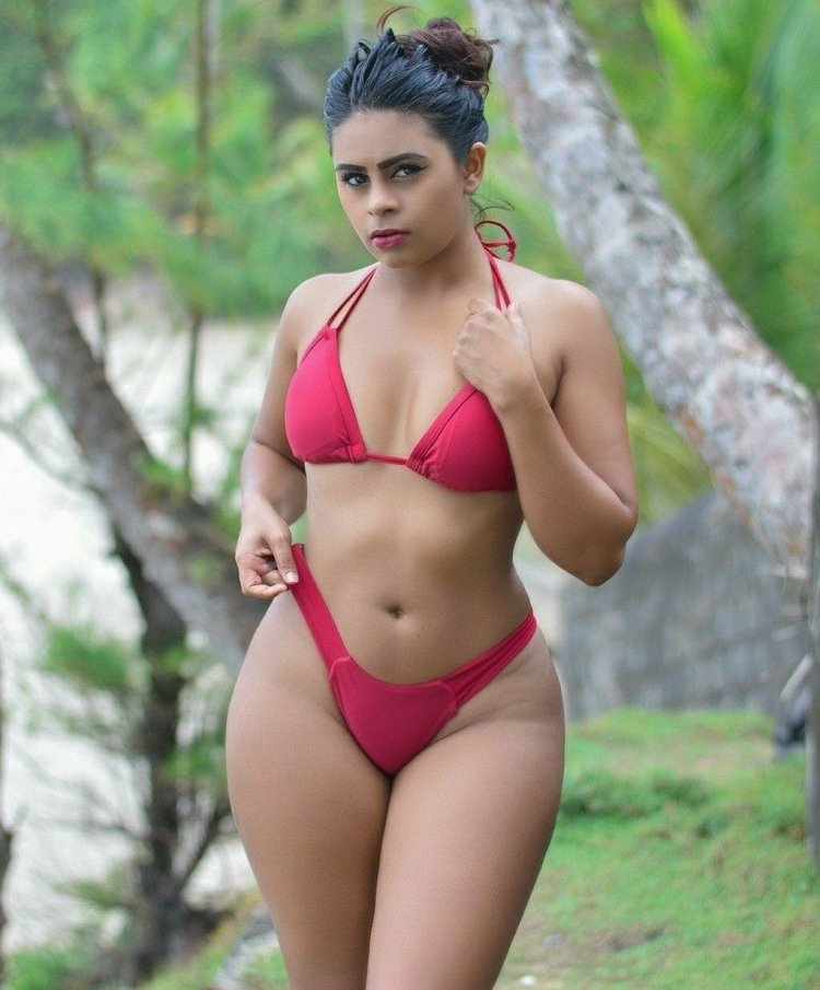 Тони Салина в бикини