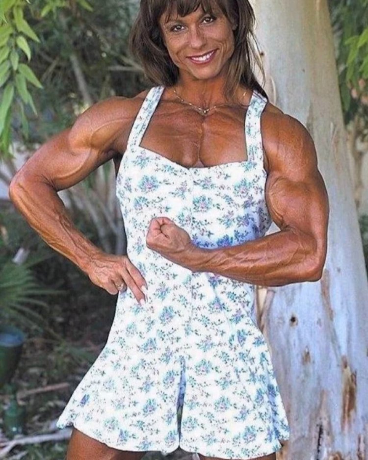 Накаченная женщина в платье