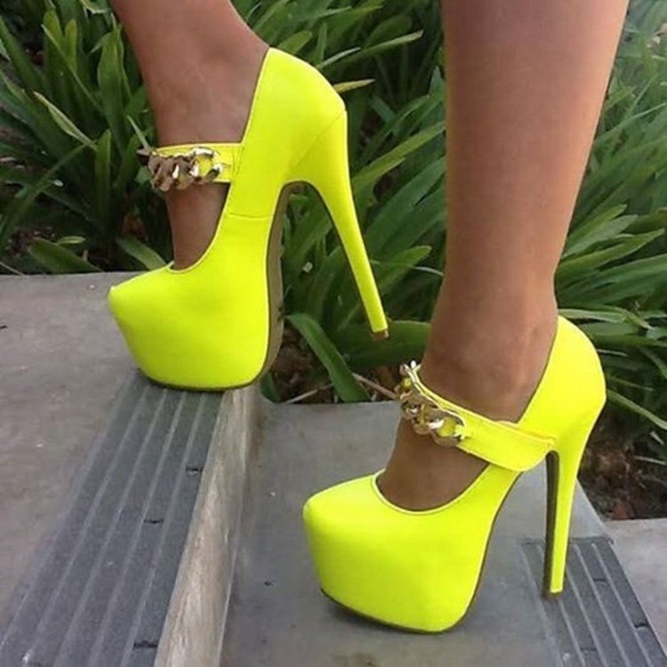 Жёлтые туфли на высоком каблуке