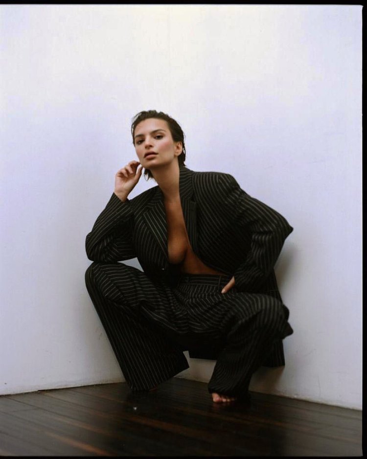 Фотосессия в пиджаке на голое тело