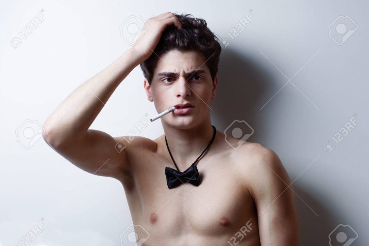 Бабочка на голом мужчине