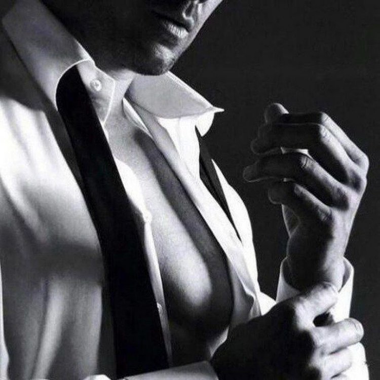 Парень расстегивает платье