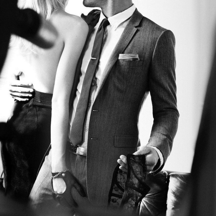 Мужчина в костюме с девушкой