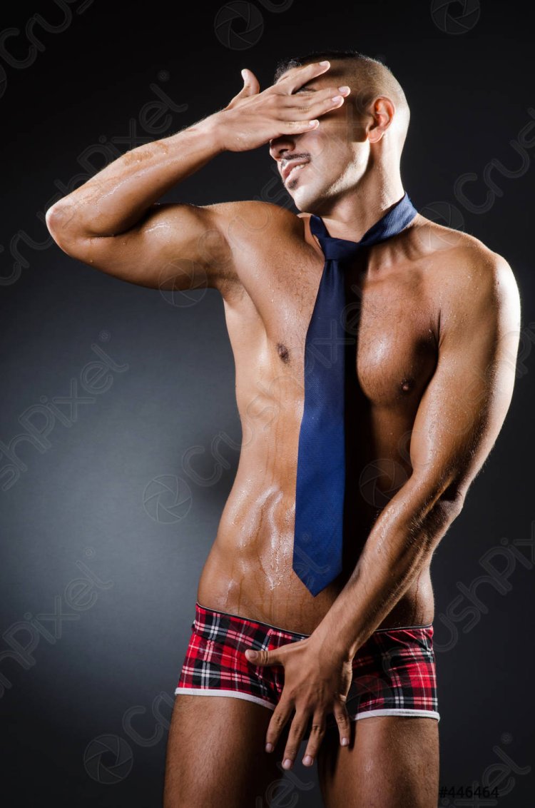 Парень в галстуке и трусах