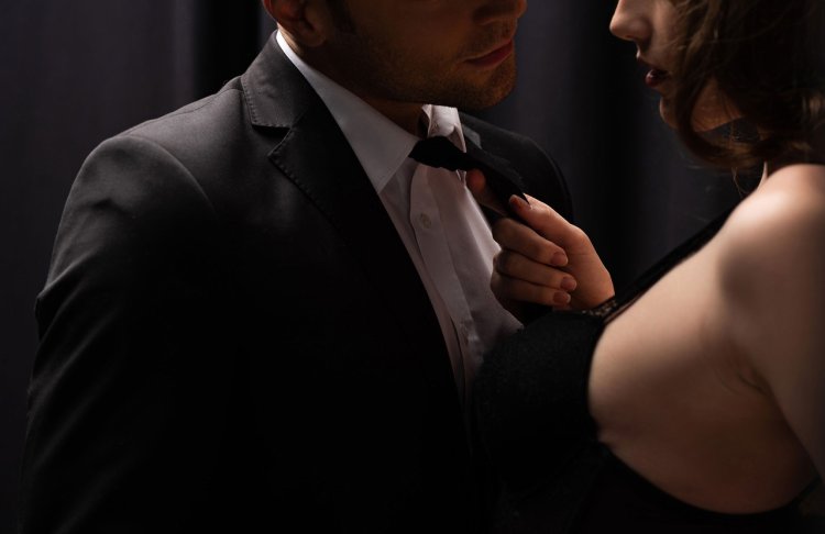 Тянет за галстук