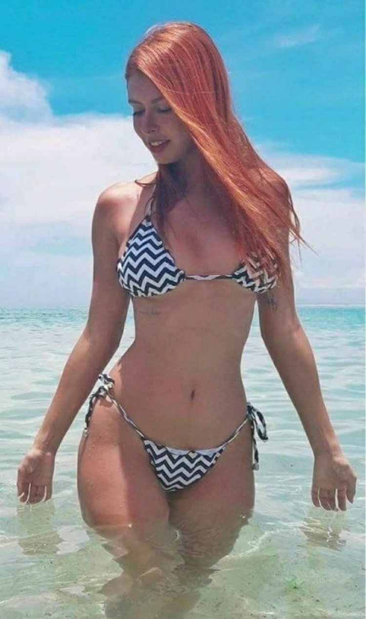 Рыжая девушка в купальнике