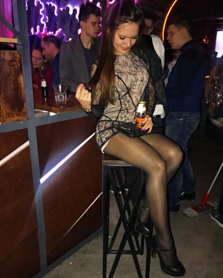Клубные девушки в колготках