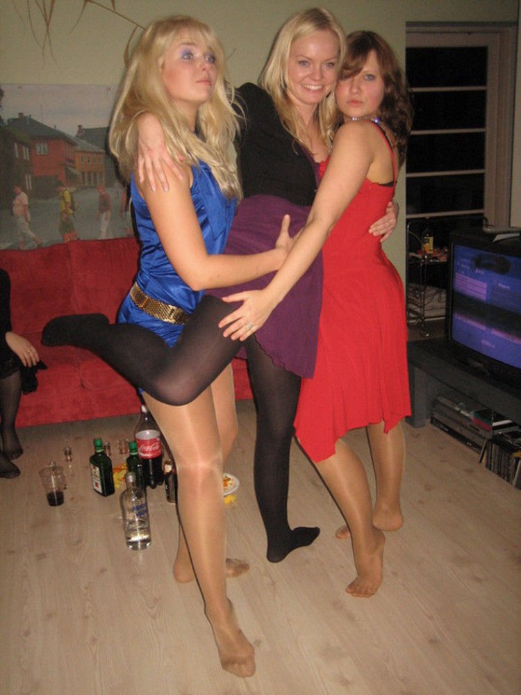 Девушки в колготках на вечеринке