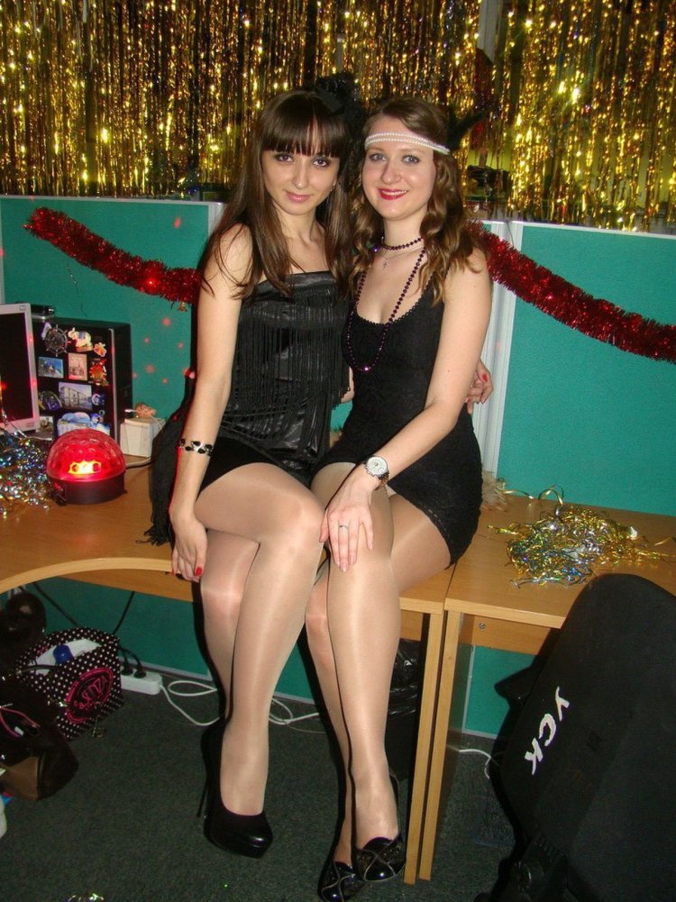 Девушки в колготках на вечеринке
