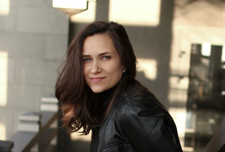 Девушка и женщина