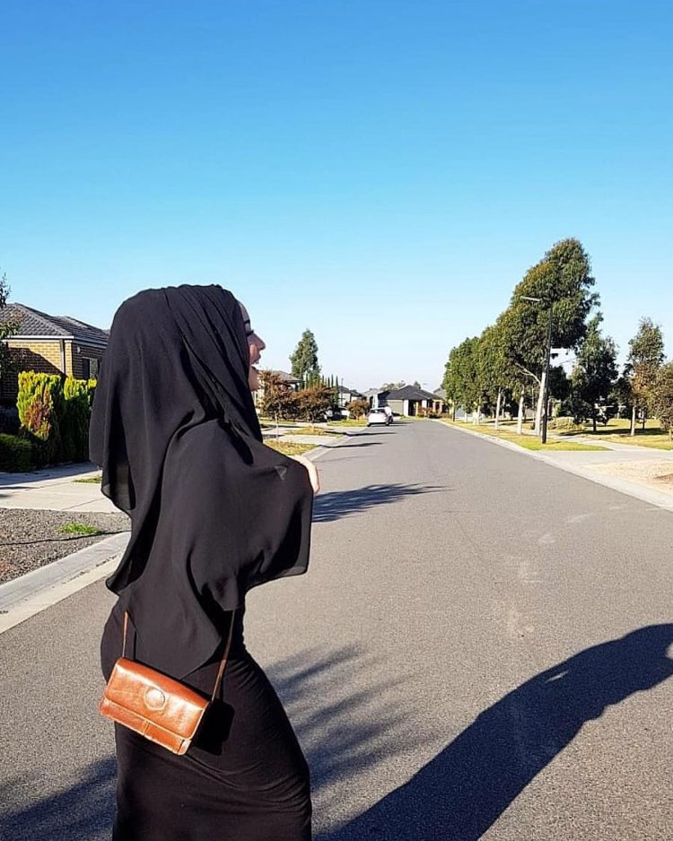 Девочки в хиджабе на улице