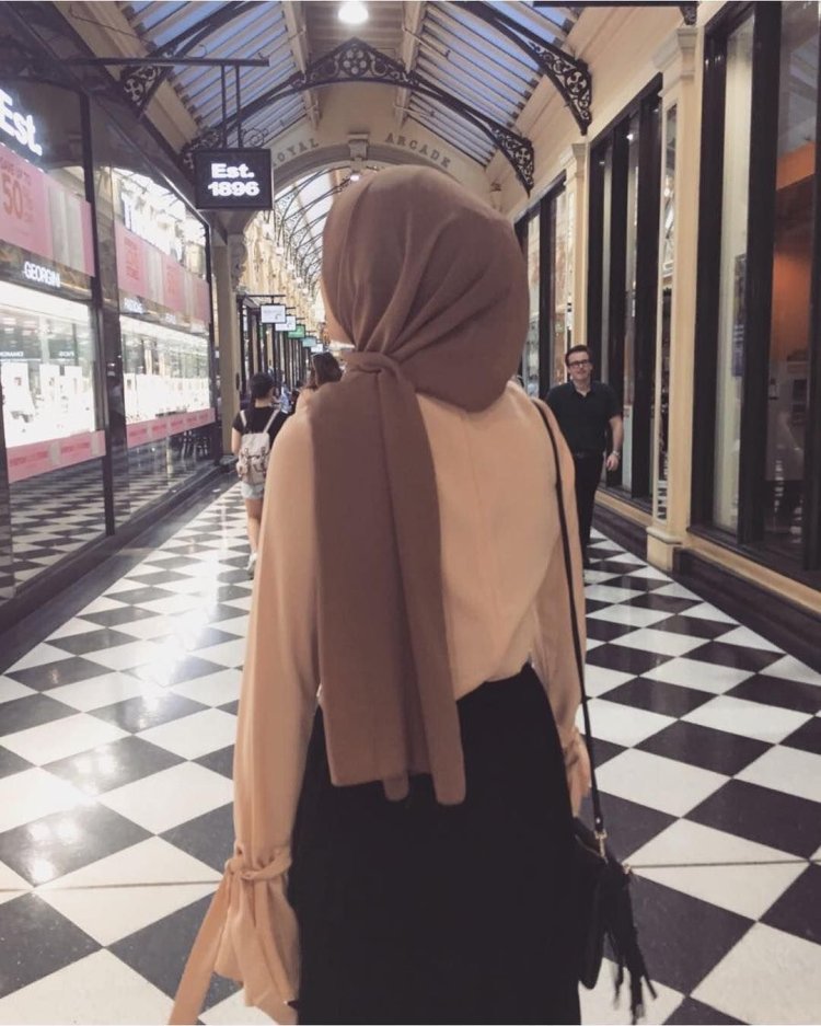 Красивые девушки в хиджабе со спины