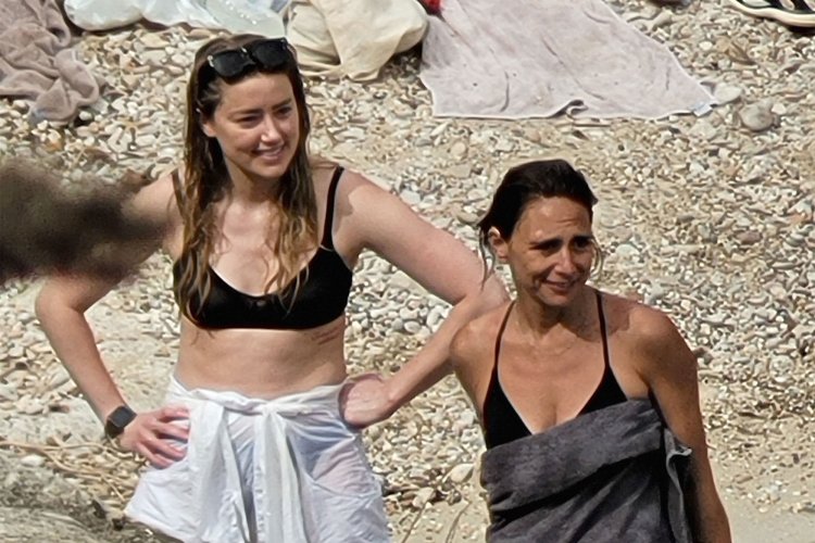 Эмбер Херд 2022 в Израиле с дочкой