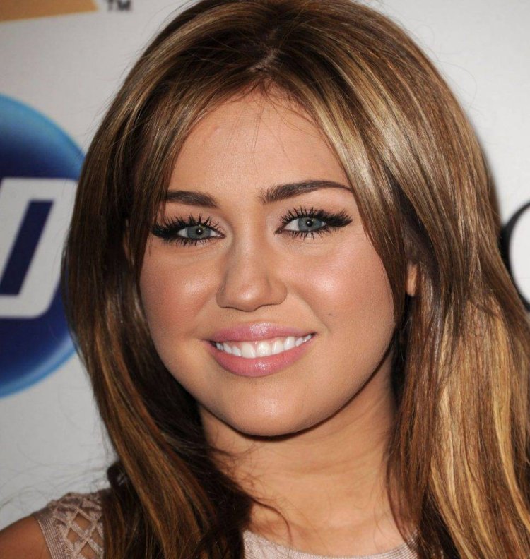 Майли Сайрус брови