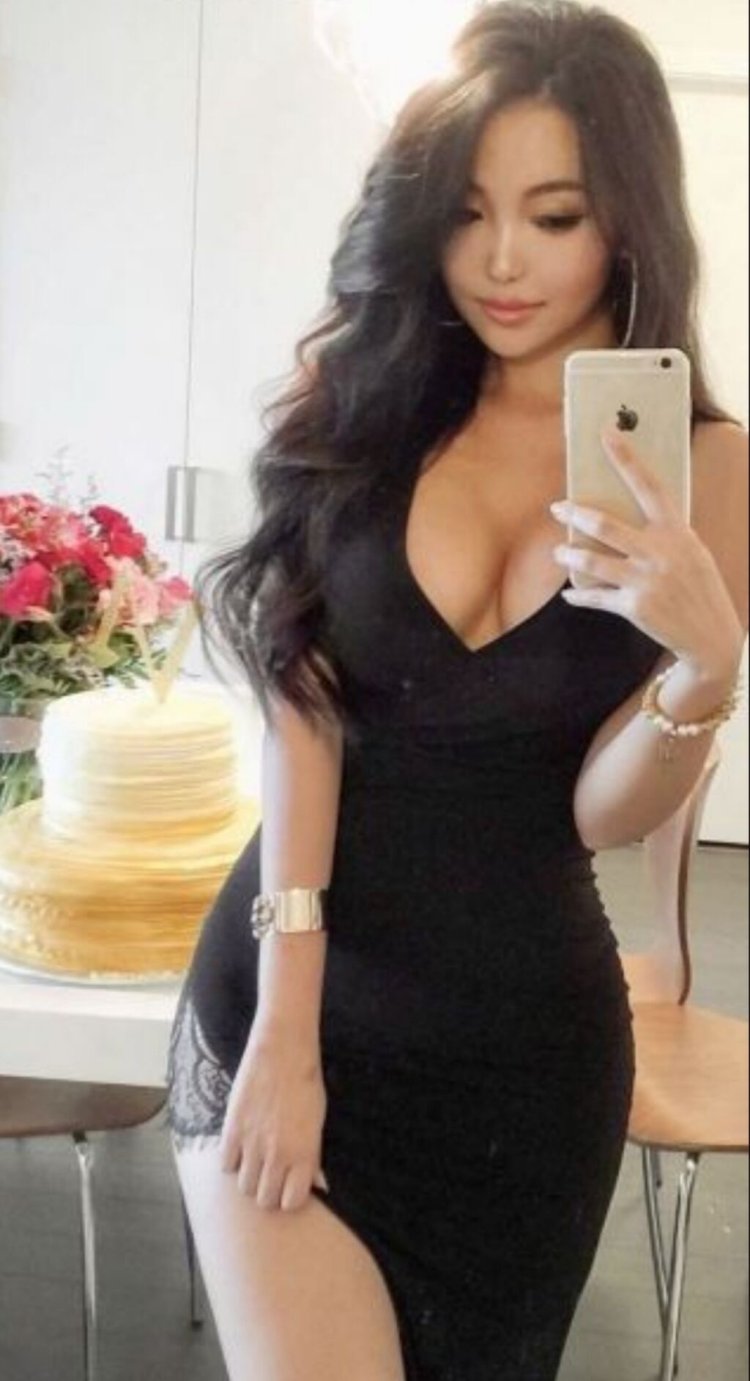 Казашка в коротком платье