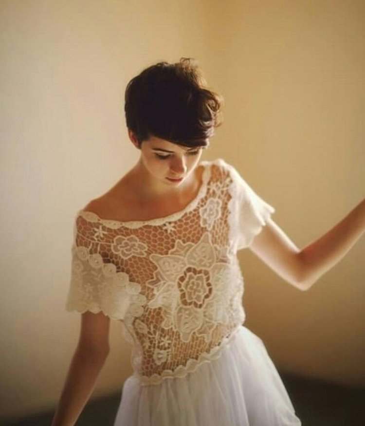 Девушка с короткими волосами в полатях