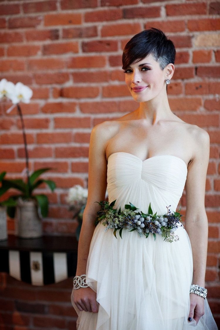 Свадебное платье с короткой стрижкой