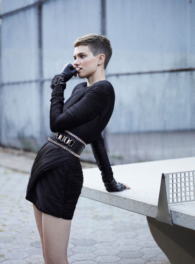 Девушка с которой стрижкой в платье