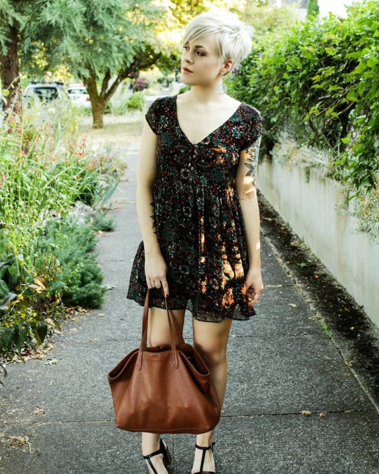 Платье с короткой стрижкой