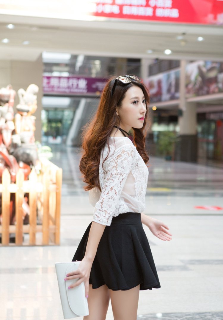 Девушка в юбке