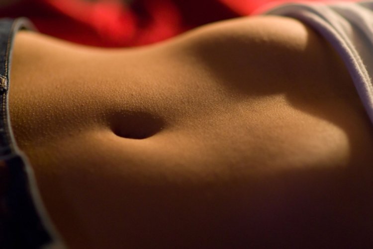 Небольшой женский животик