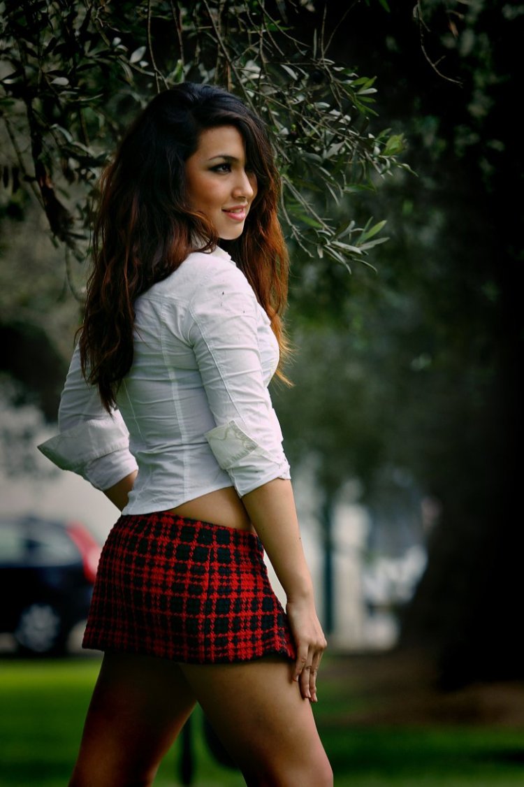 Elizabeth Marquez в юбке