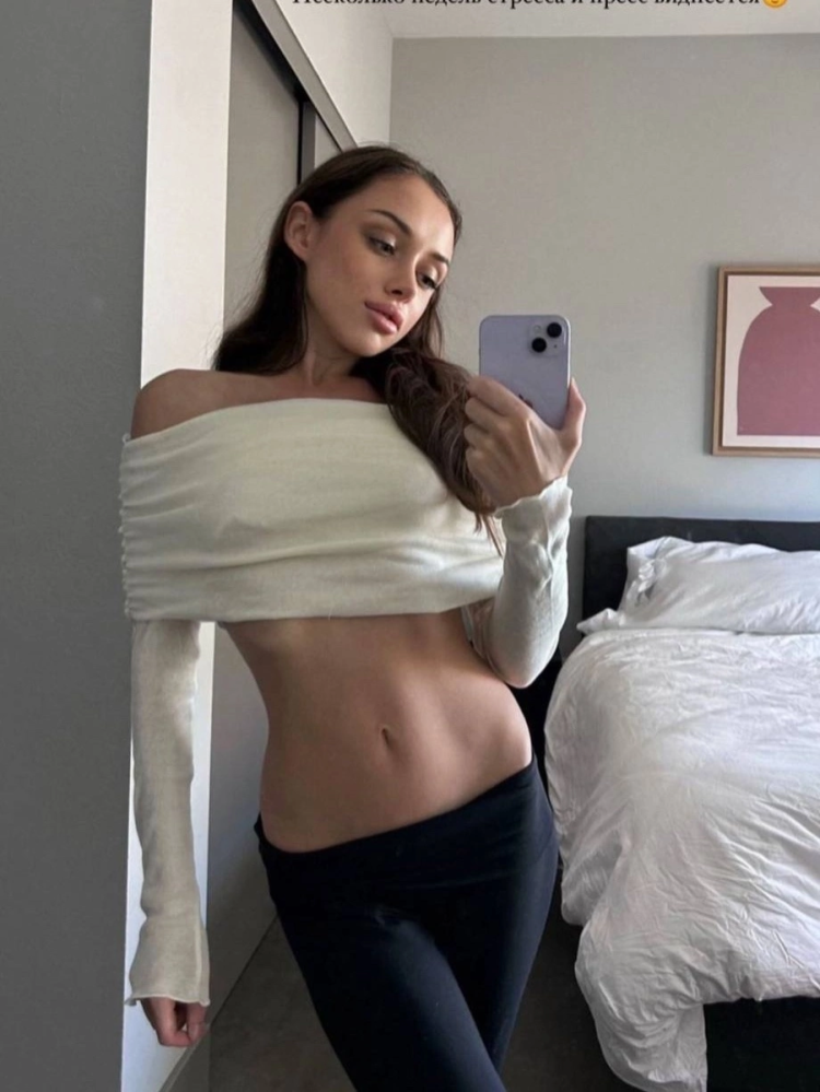 Свитер с открытыми плечами