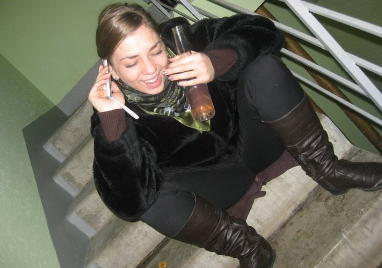 Девушка гопник в подъезде