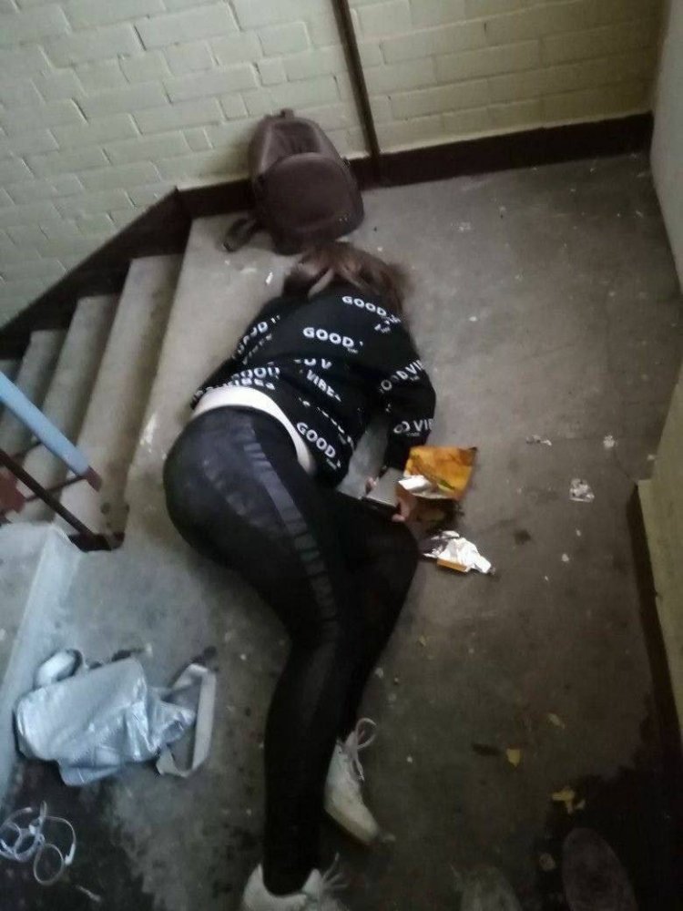 Девочки пьяная в подъезде