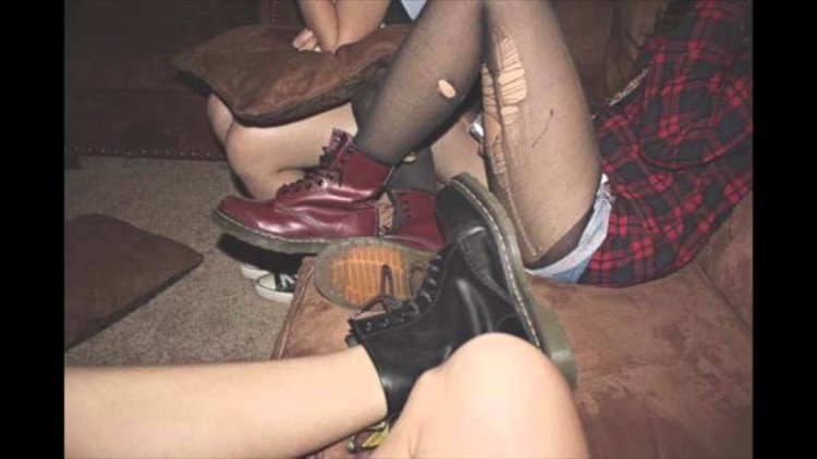 Пьяная в рваных колготках