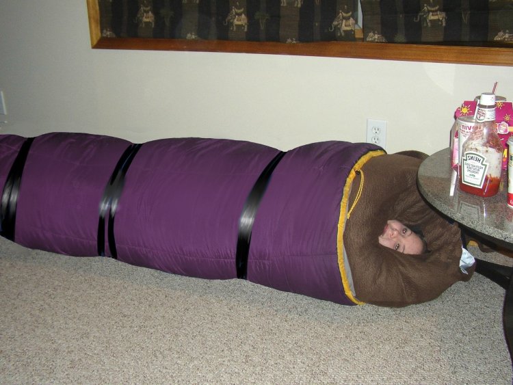 Бондаж в спальных мешках