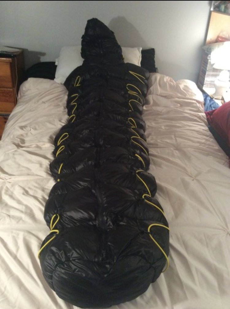 Бондаж в спальных мешках