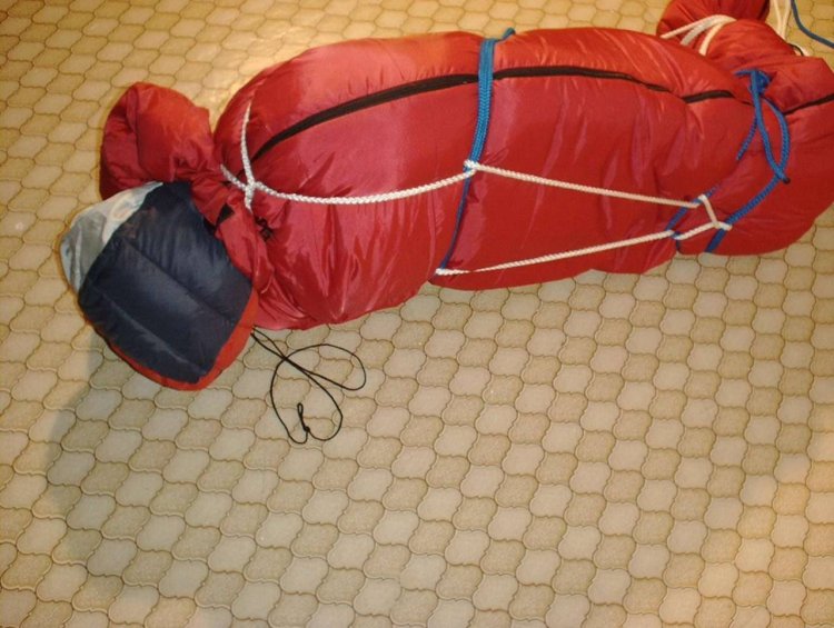 Бондаж в спальных мешках