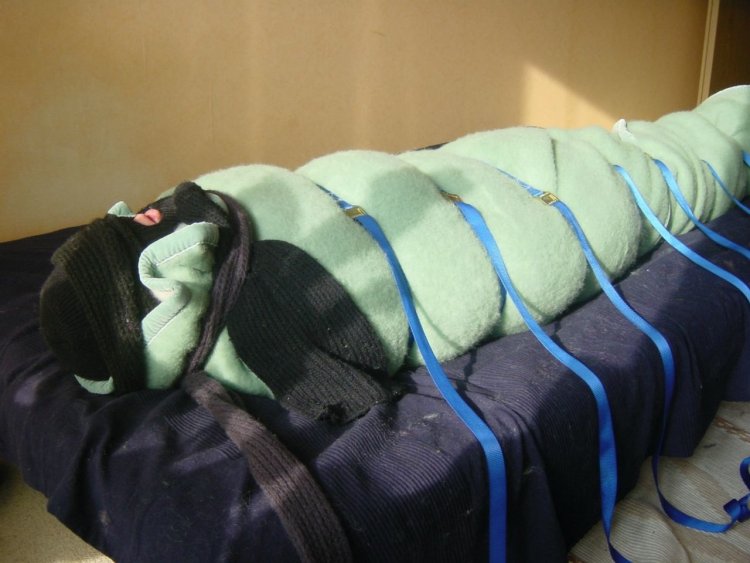 Бондаж в одеяле