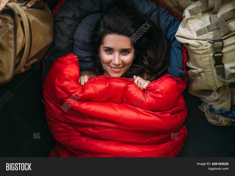 Девушка в спальном мешке