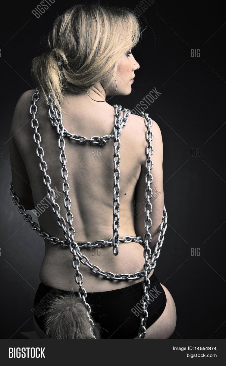 Красивые девушки в цепях